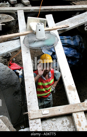 Bau Arbeiter Wellen von wo er unter der Erde in Wanchai, Hong Kong arbeitet Stockfoto