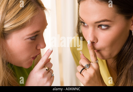 Kaukasische Teen Mädchen 18 bis 19 geben ruhigen Schild USA Stockfoto