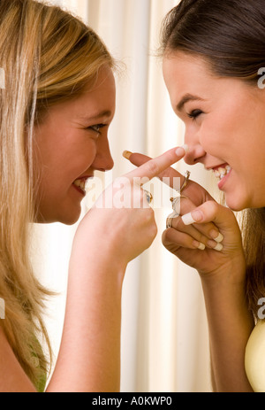 Zwei kaukasischen Freundinnen lachen von 18 bis 19 USA Stockfoto