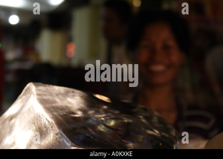 Stall Essen Straßenhändler steht hinter einen Klumpen des Eises auf der Khaosan Road, Banglamphu, Bangkok, Thailand Stockfoto