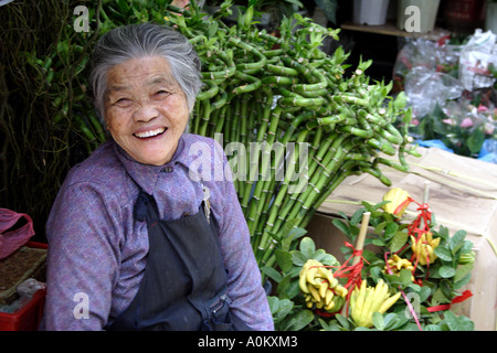 Ältere Frau verkaufen Blumen und Pflanzen im Stadtteil Wan Chai, Hong Kong Stockfoto