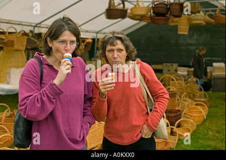 Zwei Damen, essen Eis bei einer Landwirtschaftsausstellung Stockfoto