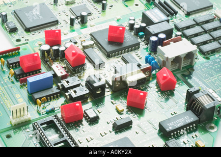 Miniatur-Häuser auf Computer-Platine Stockfoto