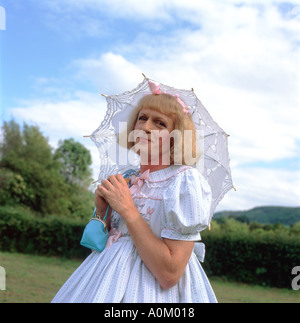 Britische Künstlerin Grayson Perry Porträt 2003 Turner Prizewinner in einem Kleid mit Sonnenschirm als sein Alter-Ego Claire, Hay Festival UK KATHY DEWITT gekleidet Stockfoto