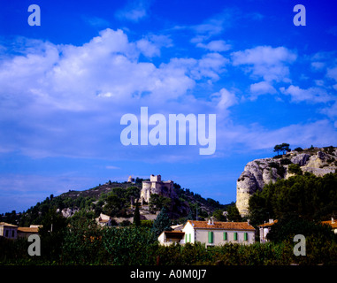 Boulbon Provence Frankreich Dorf Fort Weinberge & Häuser in Montagnette Hills Stockfoto