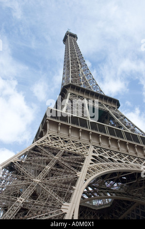 nach oben auf dem Eiffelturm in Paris Frankreich Stockfoto
