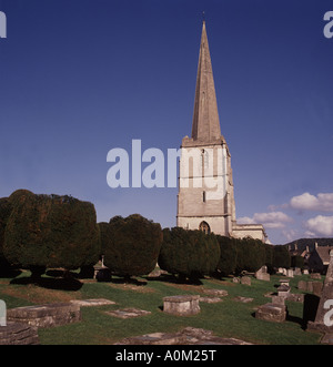 Str. Marys Kirche Painswick in den Cotswolds mit seinen Eiben nur 99 wird zu jeder Zeit wachsen, so der Legende. Stockfoto