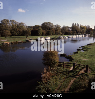 Boote am Ufer der Themse in der Nähe von Godstow Schloss in der Nähe von Oxford Herbst Stockfoto