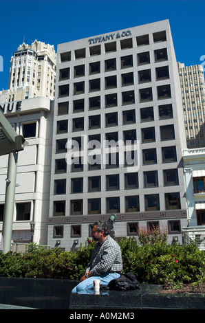 Mann vor Tiffany & Co laden, Union Square, San Francisco, Kalifornien, USA Stockfoto