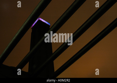 Tate Modern Schornstein London bei Nacht Silhouette gegen den Nachthimmel Stockfoto