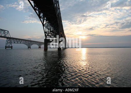 Die Chesapeake Bay Bridge gesehen von unterhalb und aussehende West am späten Nachmittag Stockfoto