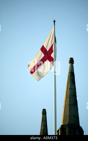 St George s Flagge fliegt stolz über die Pfarrei Chuch in Windsor High Street England Stockfoto