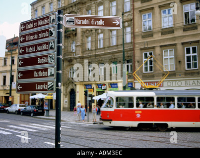 Straßenbahn auf den Straßen von Prag mit touristischen Wegweiser im Vordergrund Stockfoto