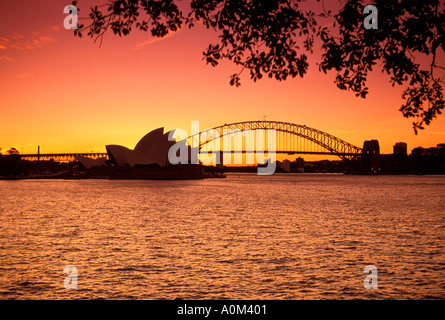 Sonnenuntergang über Sydney Opera House und die Harbour Bridge Stockfoto
