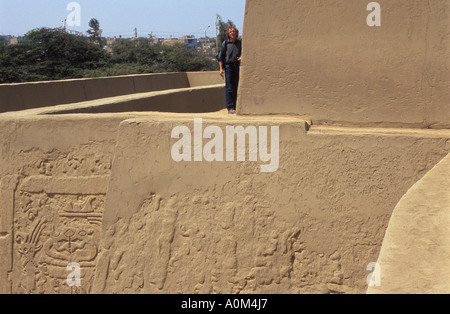 Fuß auf den schmalen Wänden der Ausgrabungsstätte Huaca Arco Iris in der Nähe von Trujillo in Peru Stockfoto