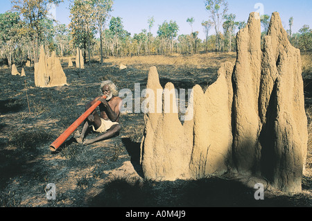 Ein Aborigine elder spielen Didgeridoo in Arnhem Land Australien Stockfoto