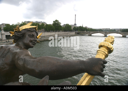 Pont Alexandre III und den Eiffelturm in Paris, Frankreich Stockfoto