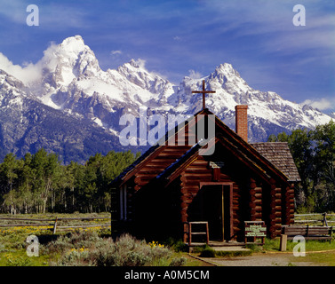 Kapelle der Verklärung ist eine Log-Kirche nahe dem Eingang zum Grand Teton National Park in Wyoming Stockfoto