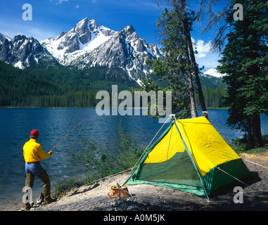 Sportler versucht sein Glück für Bergforelle an Stanley See im Sägezahn National Recreation Area zentrale Idaho Stockfoto