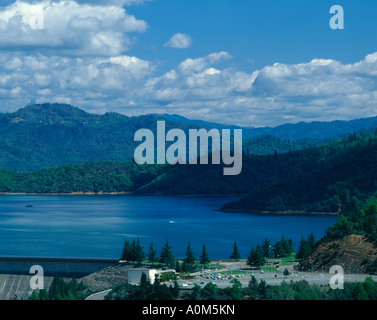 Blaue Wasser des Lake Shasta in Nord-Kalifornien in der Nähe der Stadt Redding Stockfoto