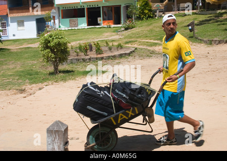 Malerische Taxis und Fahrer tragen Koffer eines kleinen Hotels, Morro de São Paulo, Bundesstaat Bahia, Brasilien Stockfoto