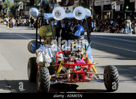 Die Pasadena-Doo-Dah-Parade findet statt in der Old Pasadena Altstadt Geschäften und Unterhaltungsmöglichkeiten Stockfoto