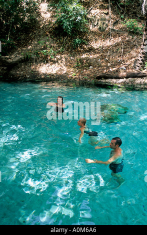 Touristen genießen Wikki Warm Springs, Yankari-Nationalpark in Nigeria Stockfoto