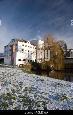 Die Mühle Hotel Kings Wiese durch den Fluss Stour Sudbury Suffolk England UK an einem Wintertag Stockfoto