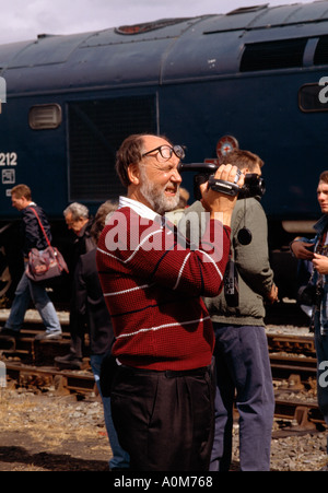 Kreditlinie ist obligatorisch John Angerson Trainspotters warten auf den nächsten Zug an der Station Crewe in England Stockfoto