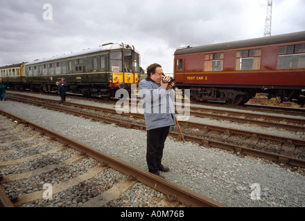 Eisenbahnfreunde warten auf den nächsten Zug an der Station Crewe in England Stockfoto