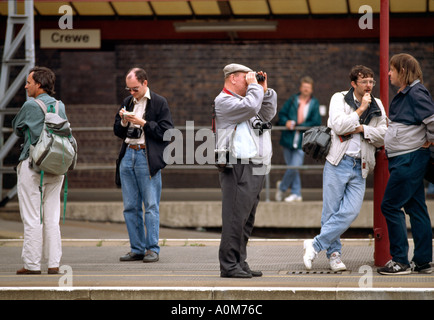 Eisenbahnfreunde warten auf den nächsten Zug an der Station Crewe in England Stockfoto