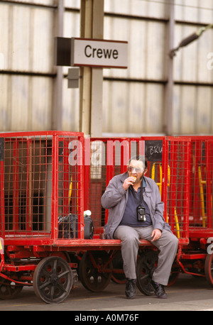 Eisenbahnfreunde warten auf den nächsten Zug an der Station Crewe in England Stockfoto