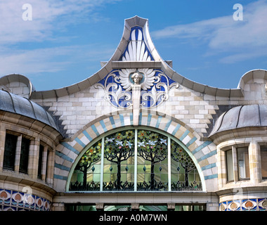 Nahaufnahme des Jugendstil Giebel und Buntglas-Fenster über dem Eingang der Royal Arcade Shopping centre, Norwich. Stockfoto