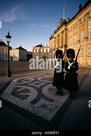 Schloss Amalienborg Wachen in Kopenhagen Dänemark Stockfoto