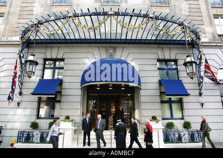Ritz Hotel Piccadilly in London vor dem Eingang Stockfoto