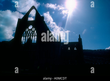 Sunburst durch Silhouette von Tintern Abbey, Ruine, South Wales Stockfoto