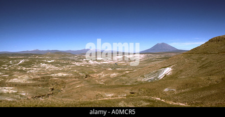 Peru Transport hohe Altiplano fernen Vulkane am Horizont Stockfoto