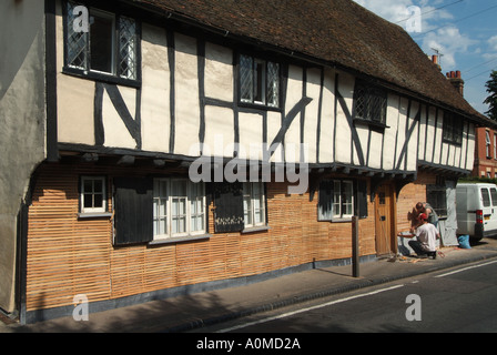 Die Arbeiter bauten neue Holzlatten an die alte Fachwerkbauwand, um die Putzarbeiten in vielen englischen Dörfern in Hadham in Hertfordshire England zu ersetzen Stockfoto