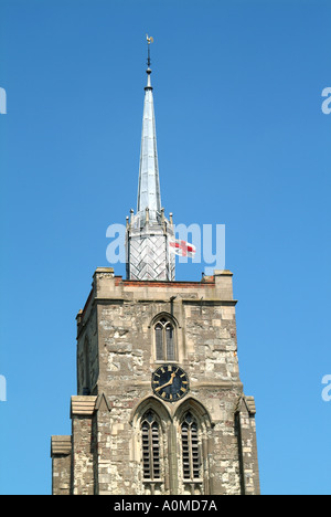 Ashwell Dorf Pfarrei Turm und Uhr Kirchturm mit Flagge von St. George fliegen Stockfoto