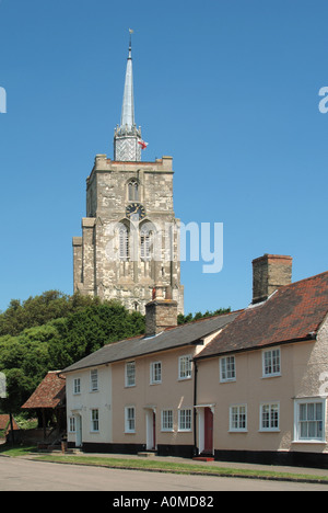 Ashwell Dorf Farbe gewaschen Hütten mit Pfarrei Kirche Turm und Turmuhr Flagge von St. George fliegen Stockfoto