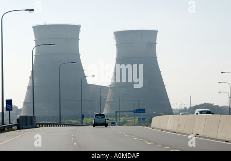 Ansicht von Athlone Kühltürme in Kapstadt Südafrika mit Autobahn im Vordergrund Stockfoto