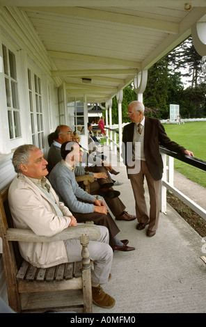 Marchweil Sporthalle Cheshire Kricket Boden Zuschauer beobachten Spiel von pavillion Stockfoto