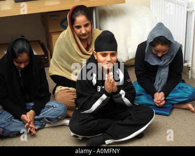 Khalsa Zentrum Tooting London England Mutter und Kinder beten Stockfoto