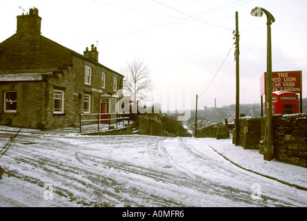 Cheshire Bollington Winter Red Lion Braue K6 Telefonzelle im Schnee Stockfoto