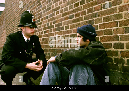 Polizist im Gespräch mit jungen Mann von Modell Polizisten gestellt Stockfoto