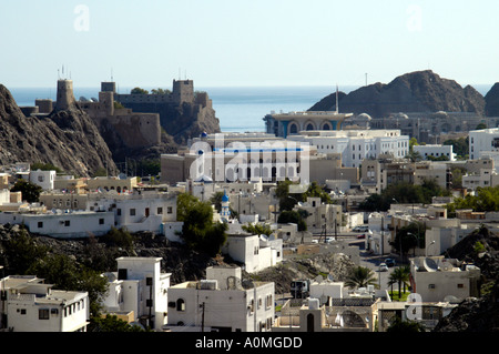 Oman. Muscat. Die moderne Hauptstadt-Region mittlerweile hat weit über diese Altstadt verteilt. Palast des Sultans im Hintergrund. Stockfoto