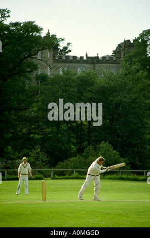 Cheshire Cholmondeley Castle Kricket Boden Spiel läuft unterhalb des Schlosses Stockfoto