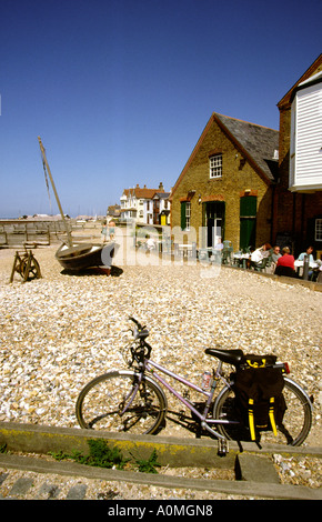 UK-Kent Whitstable Strand Zyklus auf Buhne geparkt Stockfoto