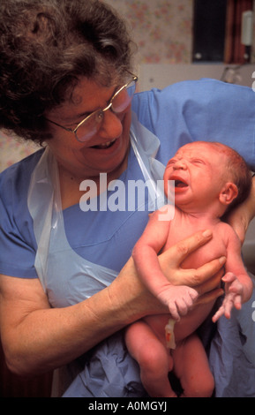 mittleren Alter Hebamme halten nur Baby im Krankenhaus Lieferung Suite ausgeliefert Stockfoto