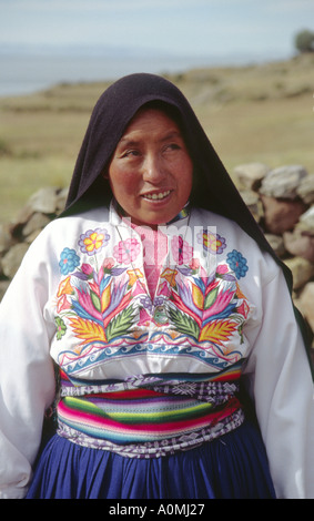 Bildnis einer Frau von Insel Taquile auf dem Titicacasee in Peru tragen traditionelle bestickt Kleidung der Insel Stockfoto